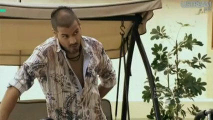 Señor bailando en el avion genial