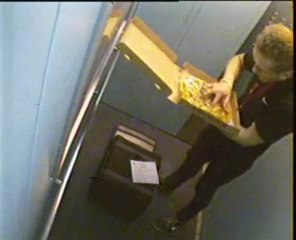 Livreur de pizza affamé