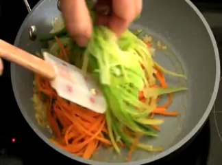 Brochettes de volaille au sésame, effiloché de poireau et carotte au gingembre, sauce cachuète-coriandre