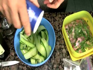 Papillote de rougets marinés et courgettes, à l'eau bouillante en vidéo