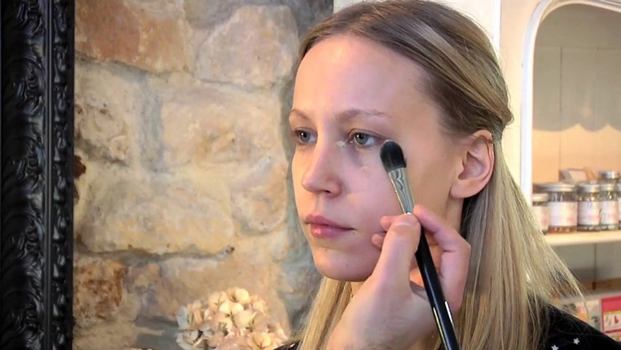 Tuto maquillage : 5 façons de poser son anti-cerne