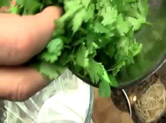 Recette en vidéo : salade exotique, vinaigrette coco-coriandre.