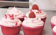 Vidéo recette : le cupcake framboise noix de coco de Synie's Cupcakes