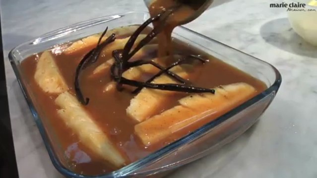 Macarons et ananas rôti en accompagnement de la bûche Mogador de Pierre Hermé