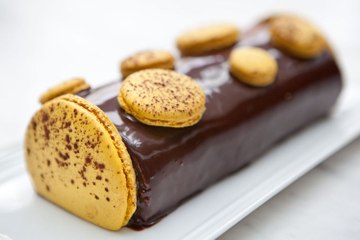 Bûche Mogador (Chocolat au lait et fruits de la passion) par Pierre Hermé