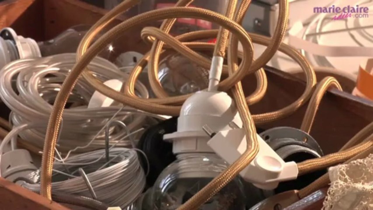 Jeanne Notari, créatrice de lampes en dentelle ancienne.