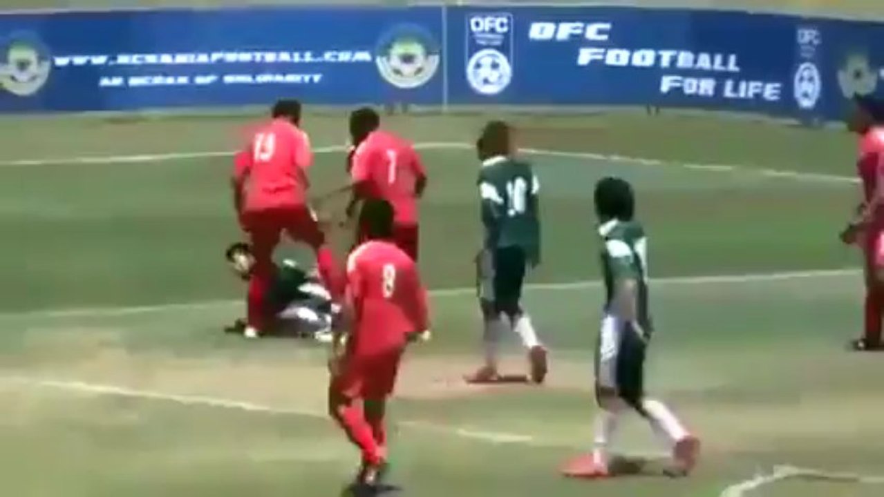 لاعبون يركلون خصمهم