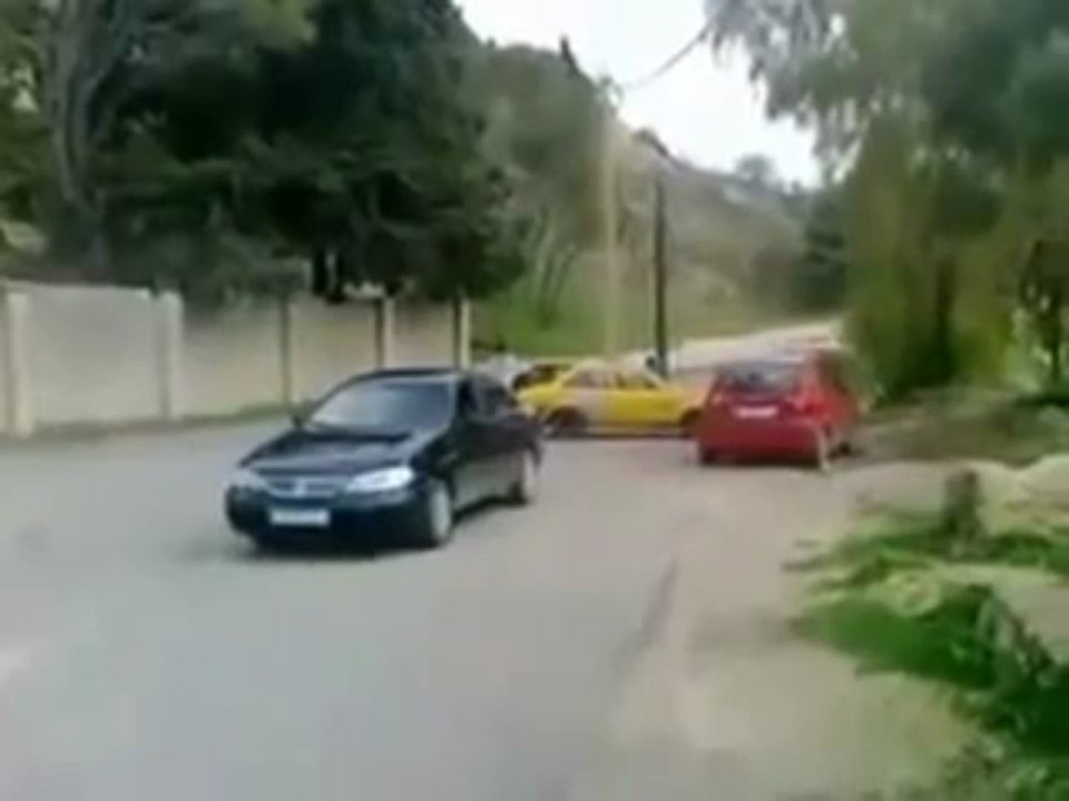Incroyable reflexe d'un pilote de rallye