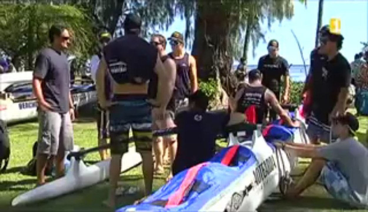 la pesée des pirogues aujourd'hui, à J-1 du départ de la Tahiti Nui Va'a... 53 équipages à la Pointe Vénus