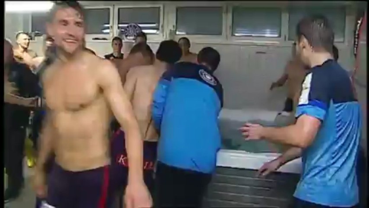 Το "μπάνιο" του ρεπόρτερ από τους παίκτες της Αούστρια