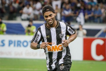 La roulette Zidanesque de Ronaldinho !