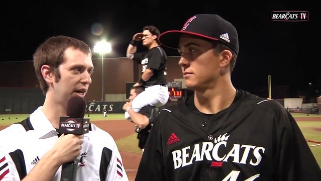 Des joueurs de Baseball qui s'amusent pendant des interviews