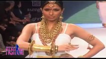 Wasantha Weerasekera - Kangana Ranaut in Sizzling Rajasthani Backless Outfit