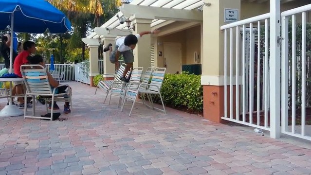 Fail au-dessus de 4 chaises