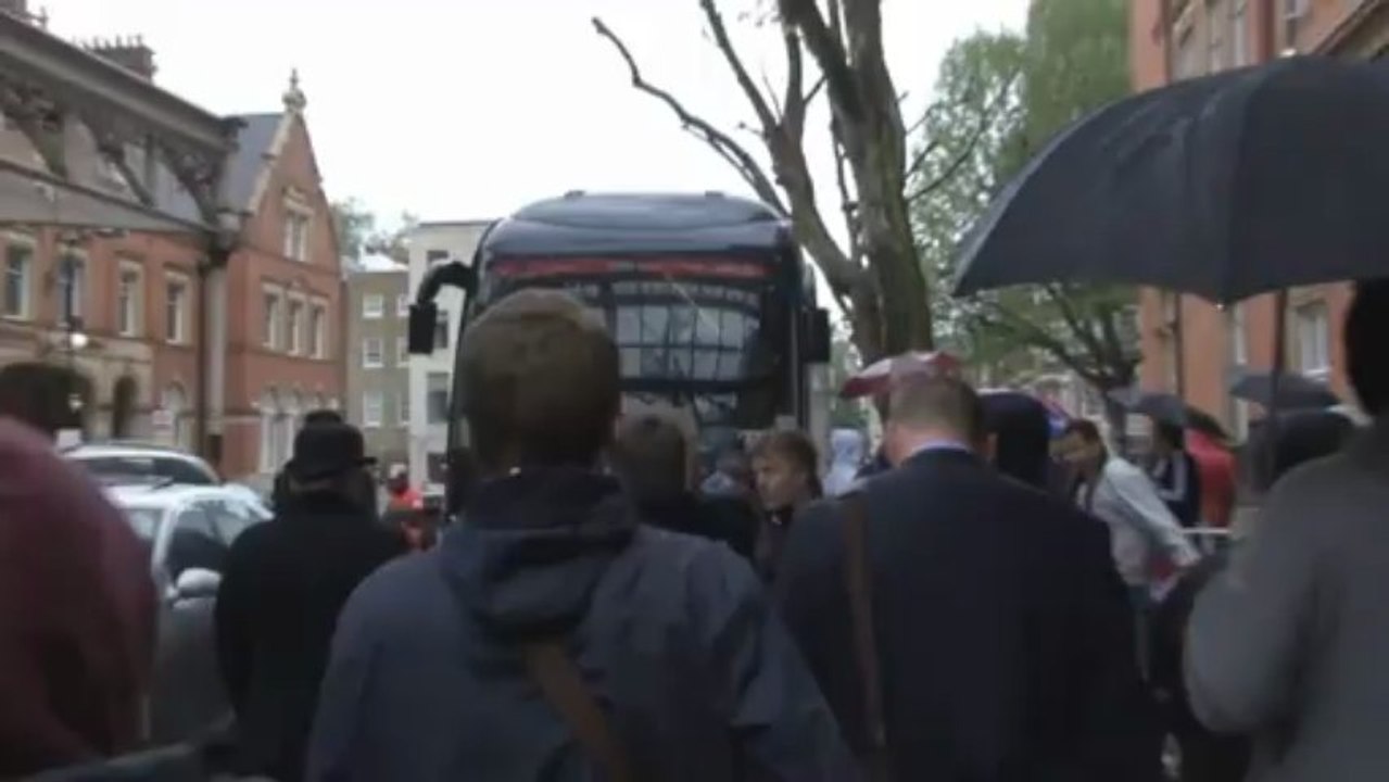 Schal-Attacke auf Ribery: Bayern in London angekommen