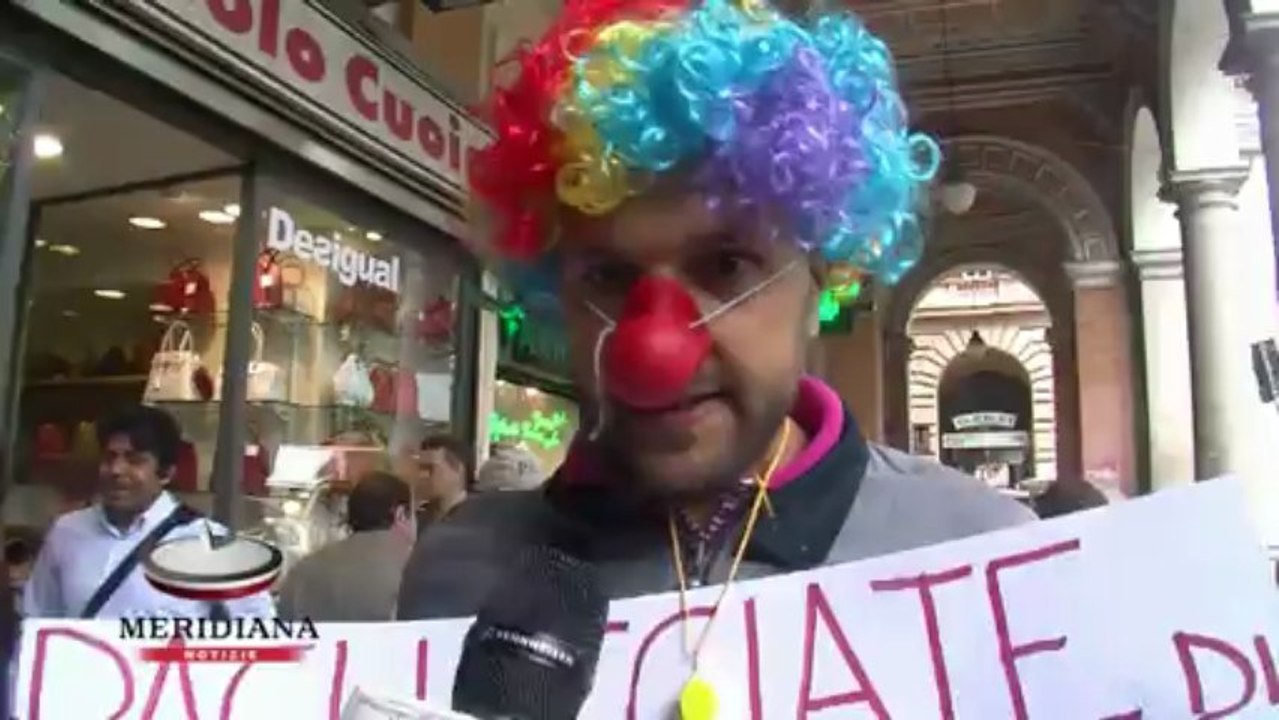 Alemanno visita Piazza Vittorio e ne promette la riqualificazione, ma i cittadini non gli credono