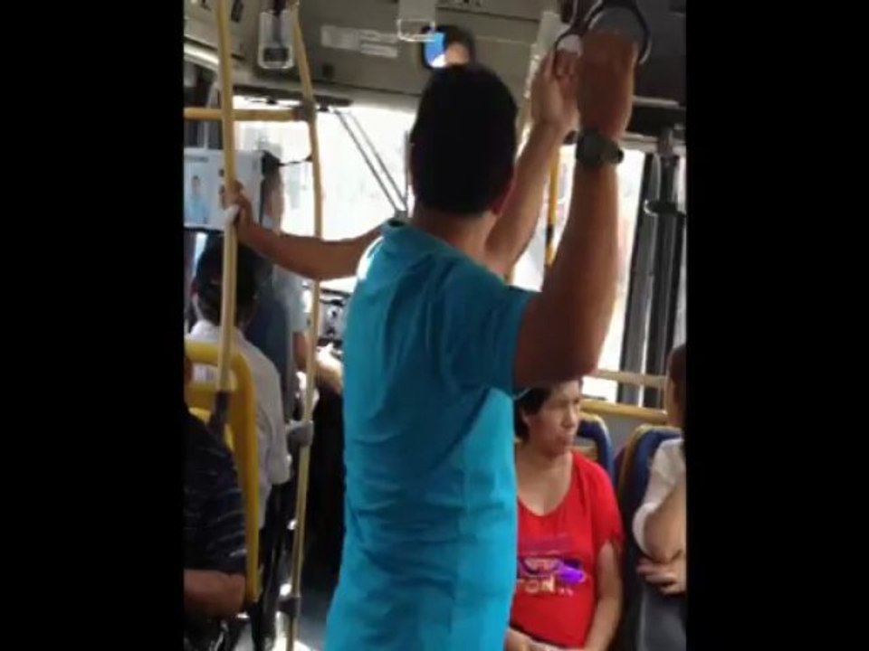 Chofer de Metrovia - Grosero con el Usuario de camiseta Azul - VIERNES 4 ENERO 2013