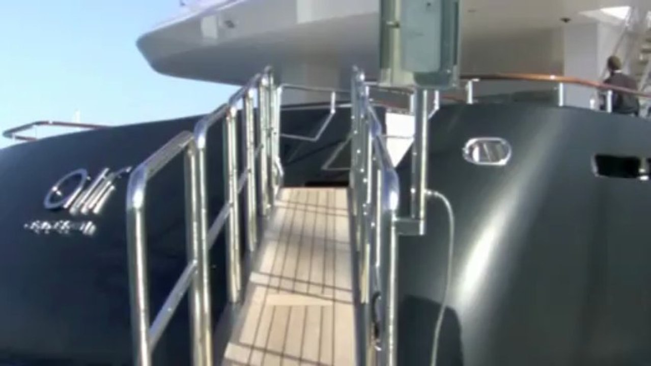 Mysterious Mega-Yatch Makes Wave in Los Angeles