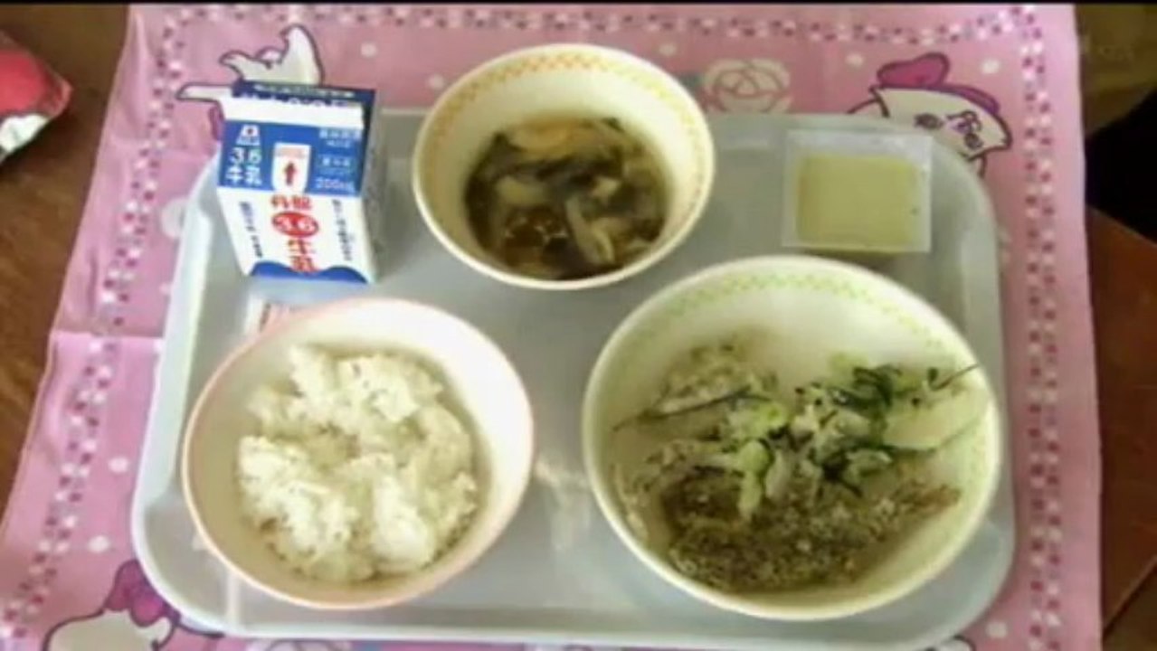 給食は怪しい「お茶づくし」 富士・大淵第一小
