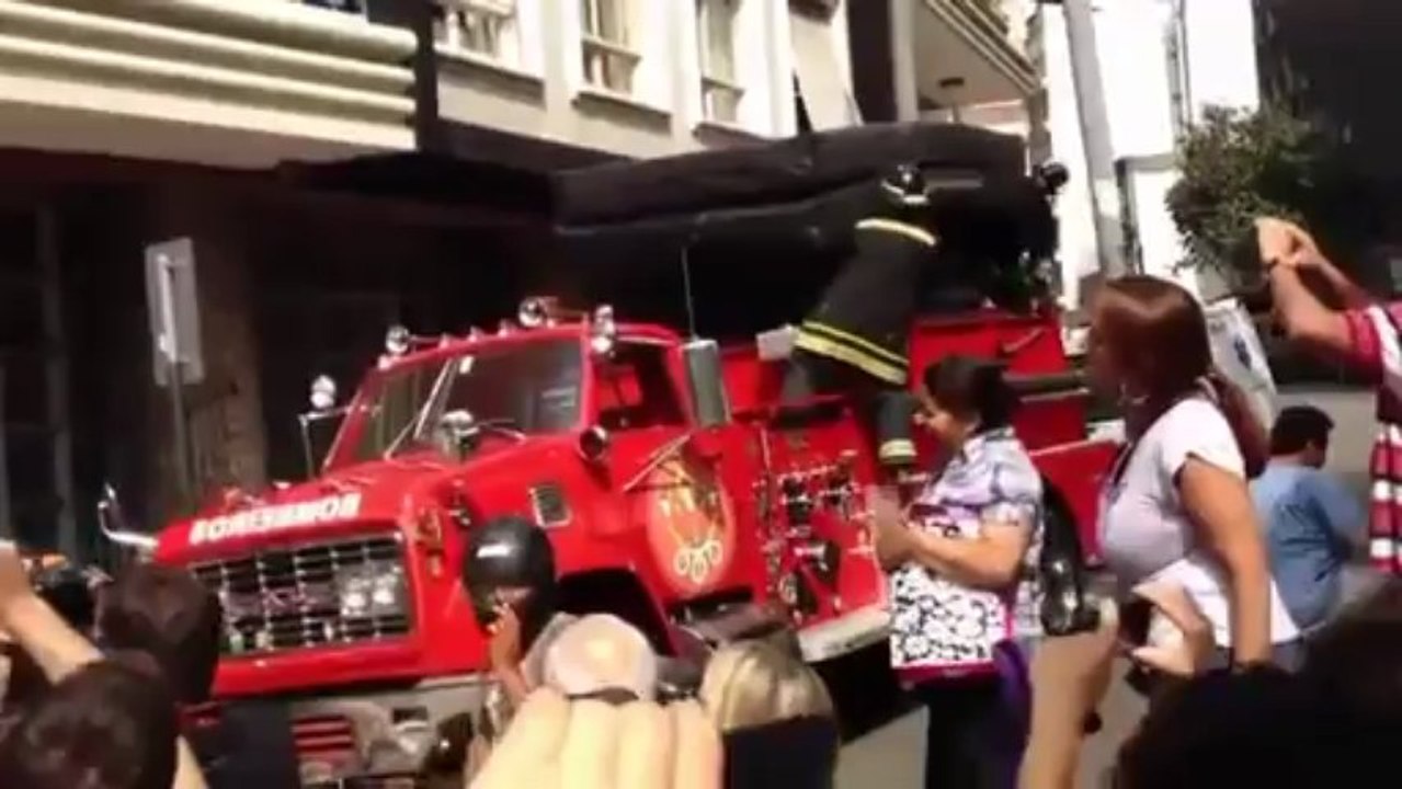 زوج يضبط زوجته تخونه و العشيق يهرب من النافذة