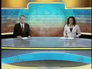 CRIMINOSOS USAM VEICULO PARA ARROMBA PORTA DE FARMACIA