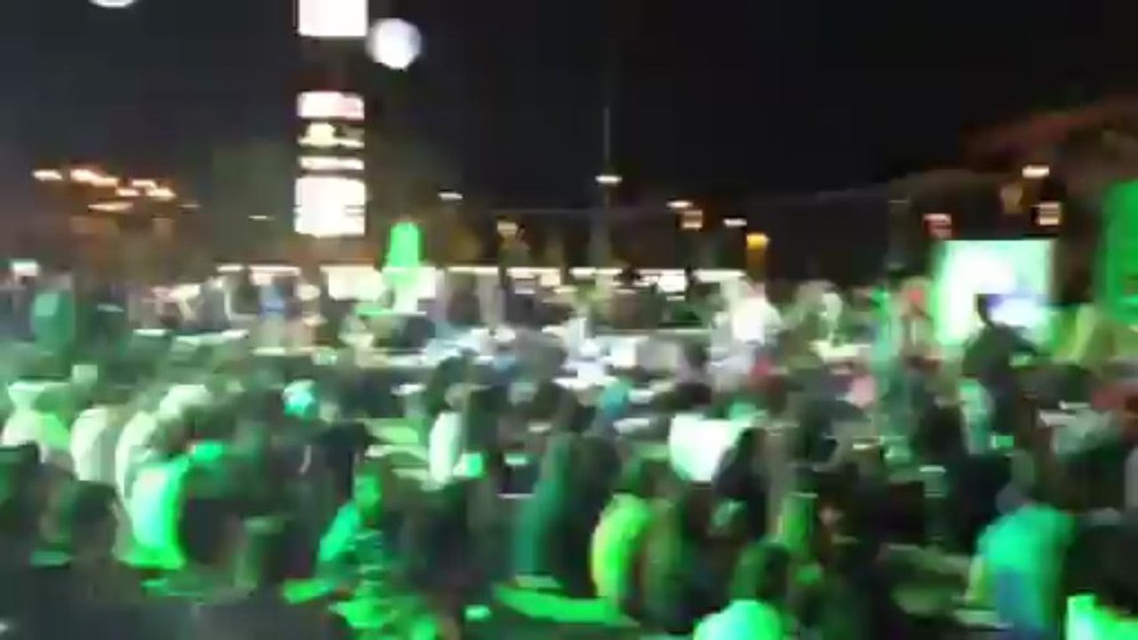 Πανηγυρισμοί στην "εξέδρα" της Heineken για το γκολ της Ντόρτμουντ