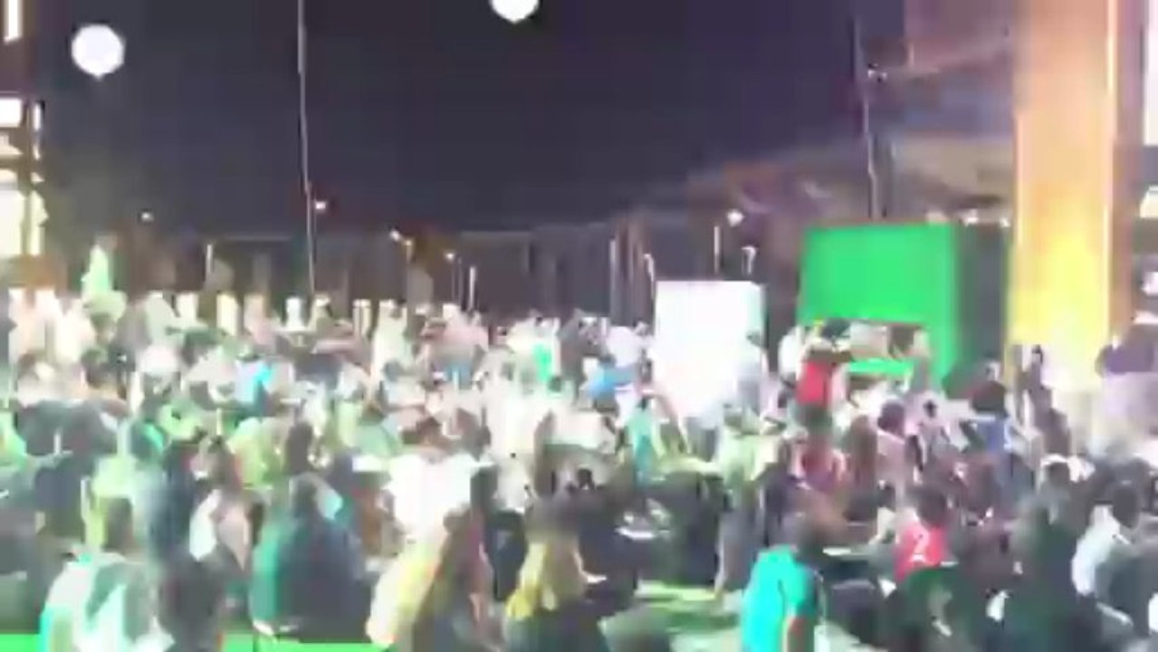 Πανηγυρισμοί στην "εξέδρα" της Heineken για το 2-1 της Μπάγερν Μονάχου