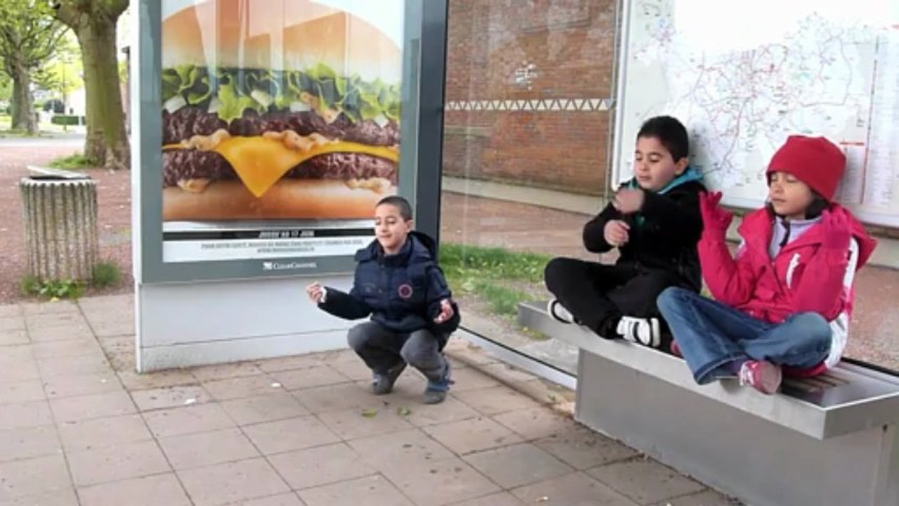 l'arrêt de bus