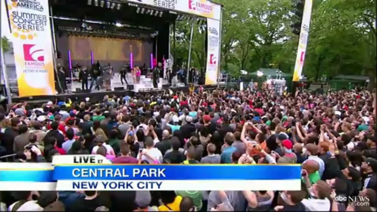 La robe de Mariah Carey craque en plein concert !(720p_H.264-AAC)/ Mariah Carey Has Wardrobe Malfunction During Interview