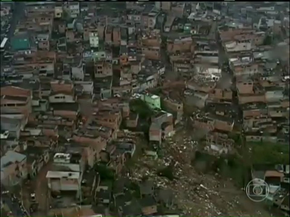 Desabamento de três casas deixa ao menos um ferido no Montanhão em São Bernardo