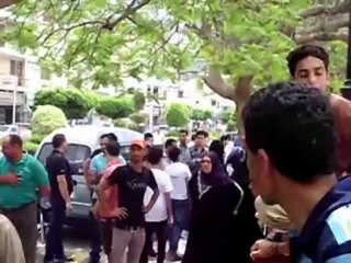 أهالي قرية يقطعون كورنيش بنها لتقاعس الانقاذ النهري في انتشال جثة قتيل من النيل