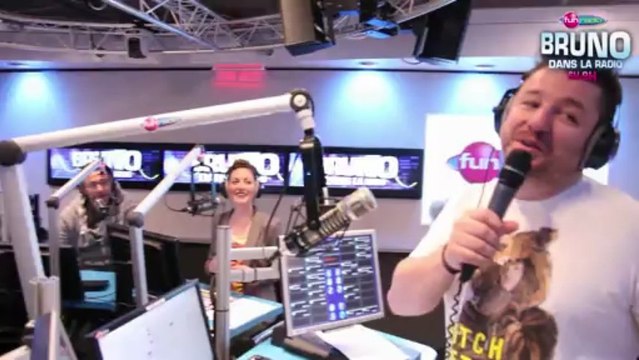 Le défi d'Elliot - Casser des noix avec ses fesses