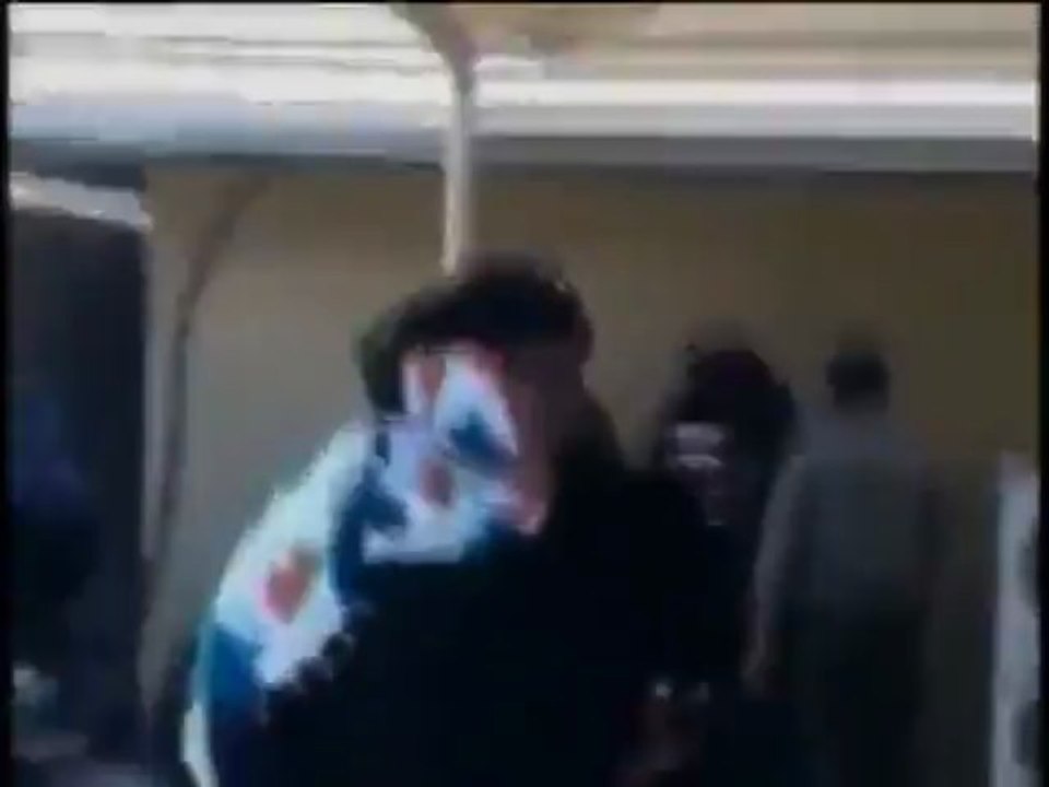 سخط سعودي بسبب موظف جوازات يضرب المراجعين بحزامه