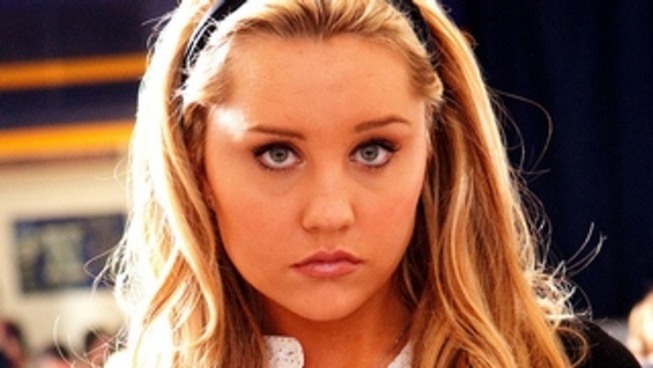 Amanda Bynes Racially Abuses a Paparazzo