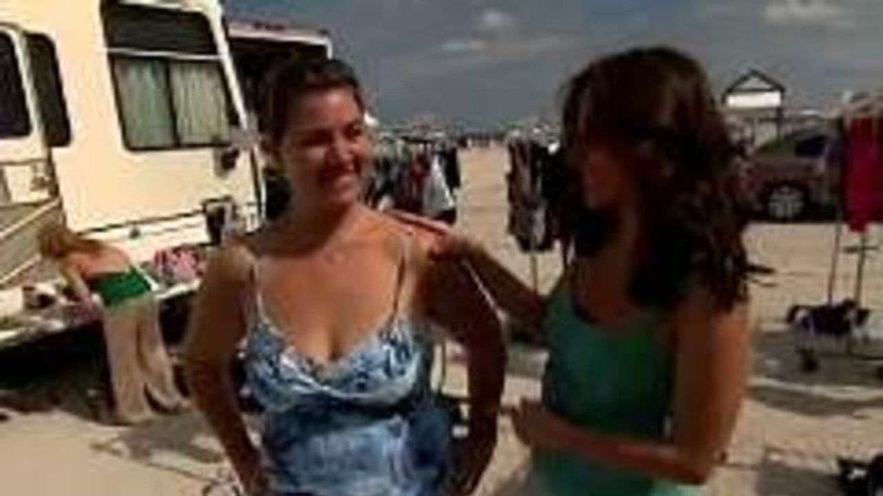 Fashion Advice - Swimsuit shopping guide: busty shape