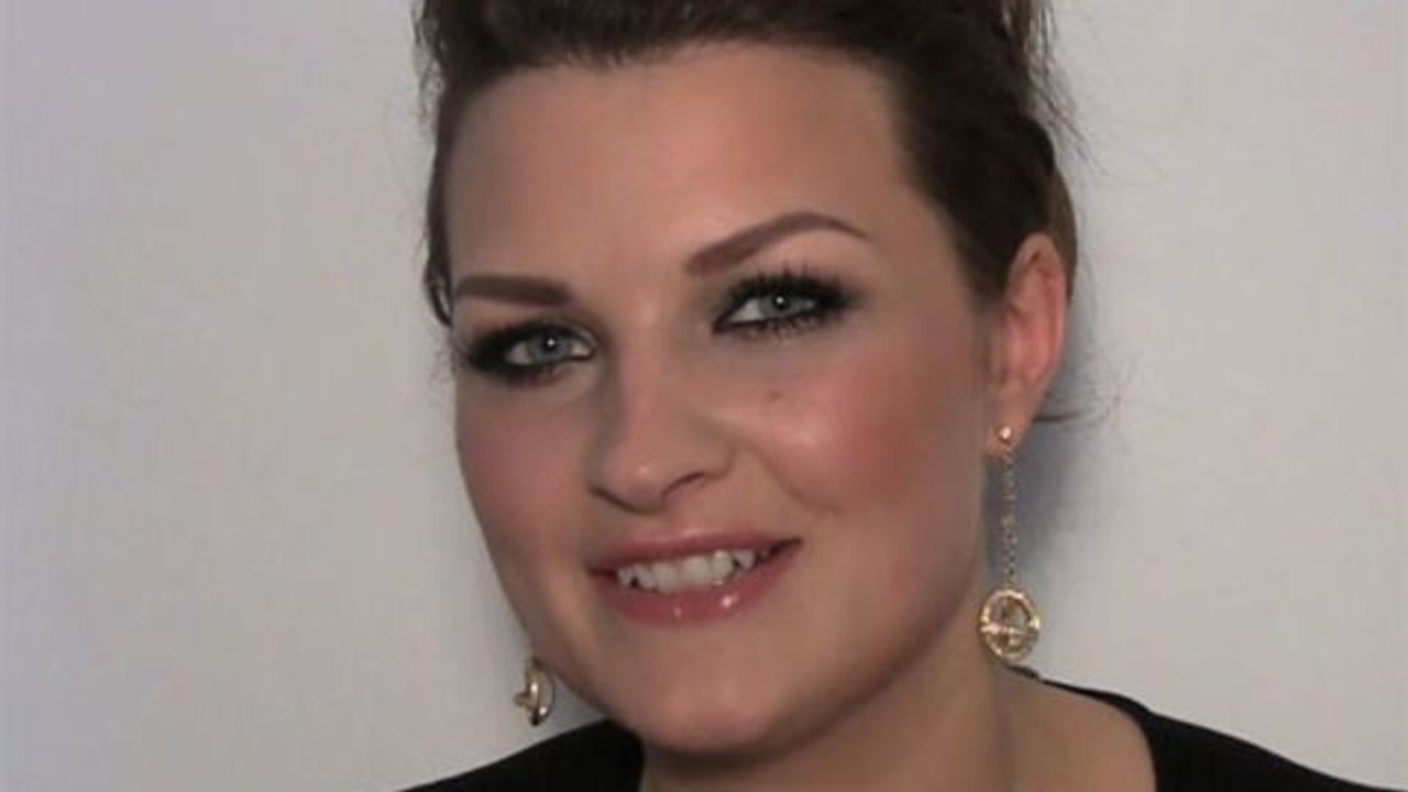 Glamour Beauty How-Tos - How to Re-Create Mila Kunis' Glam Eye Makeup Look