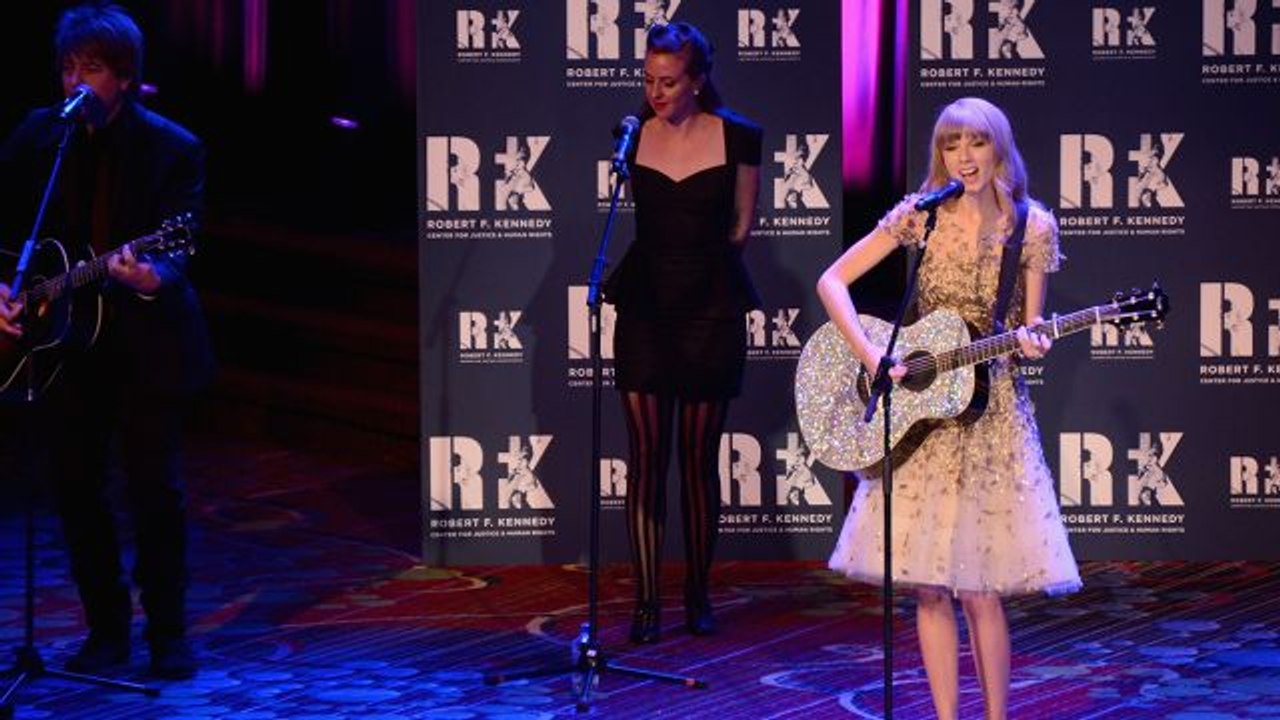 This Is What Happens When Taylor Swift Enters a Room