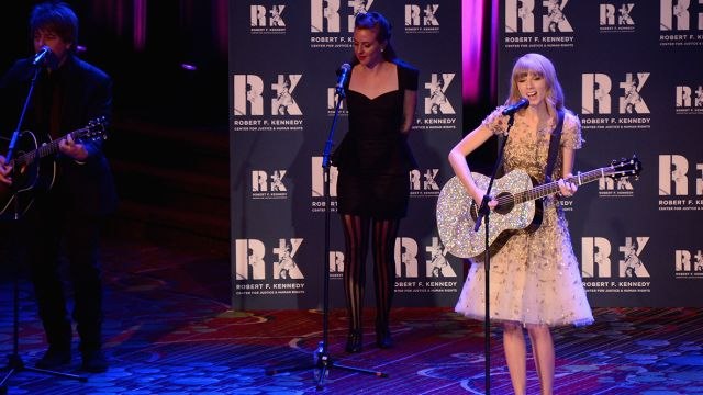 This Is What Happens When Taylor Swift Enters a Room