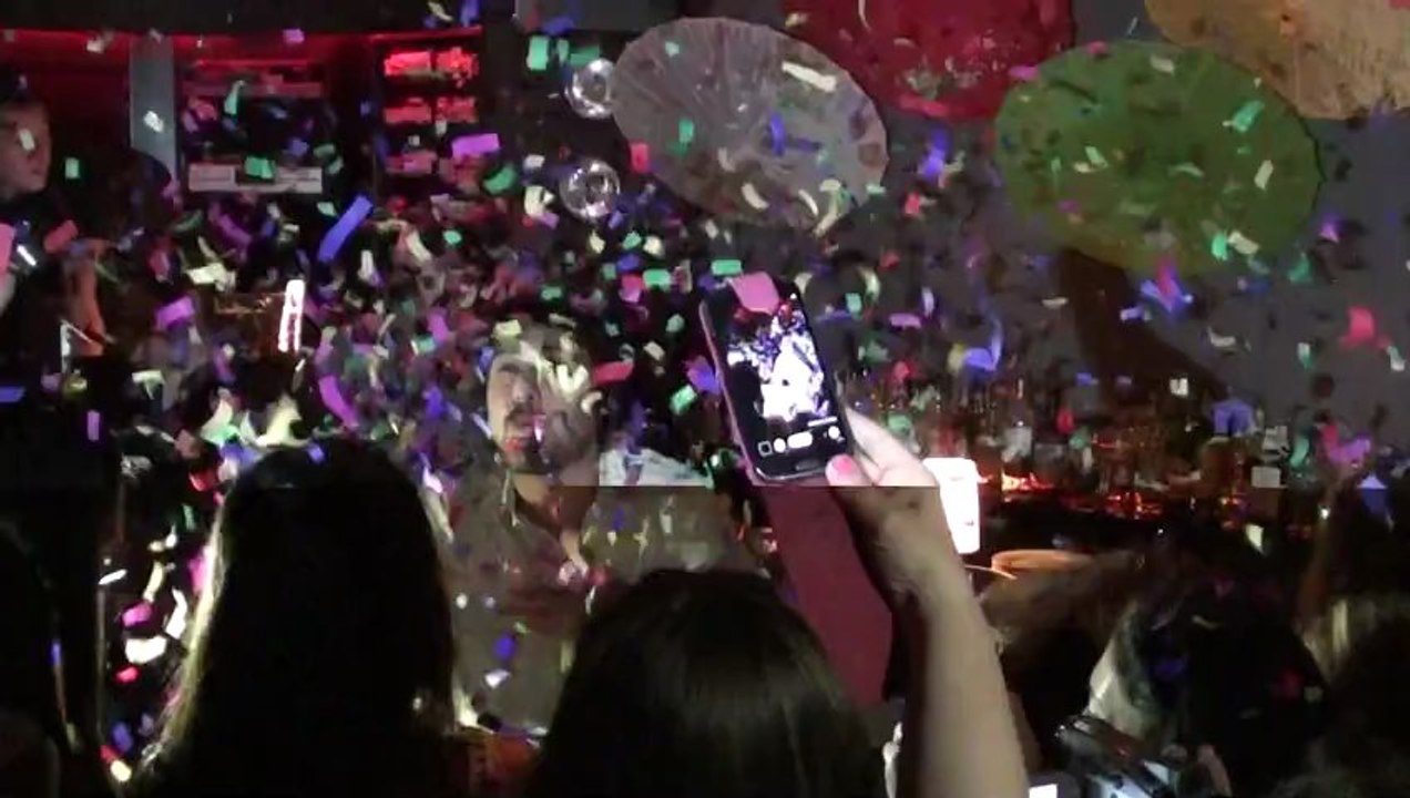 CUMPLEAÑOS DE HUGO, ( HUGO APAGANDO LAS VELAS DE LA GRAN TARTA )