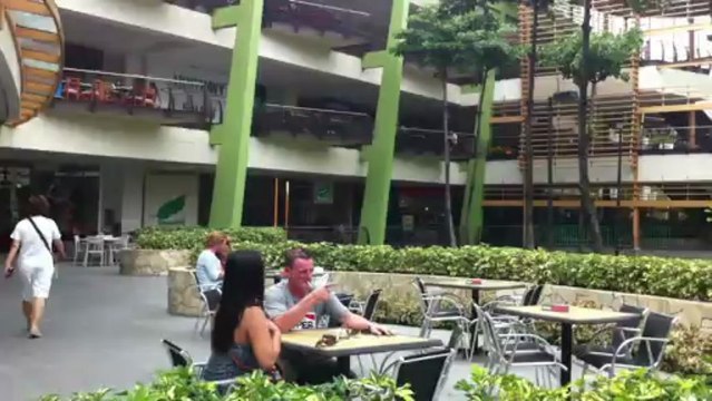 セブ島留学 Ayala Mall前の広場！フィリピン留学セブ島NLS英語学校訪問！