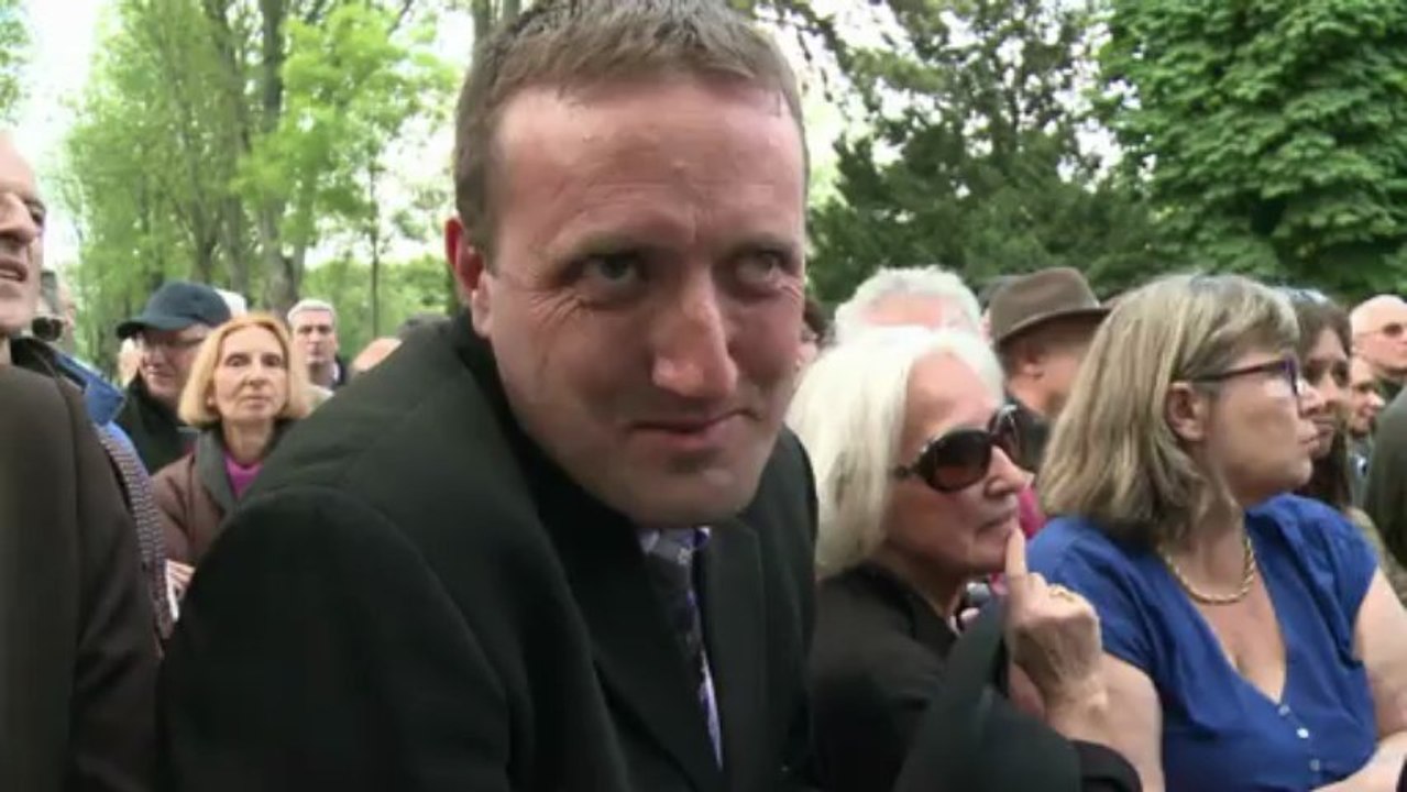 Le "pâtre grec" Moustaki inhumé au Père Lachaise