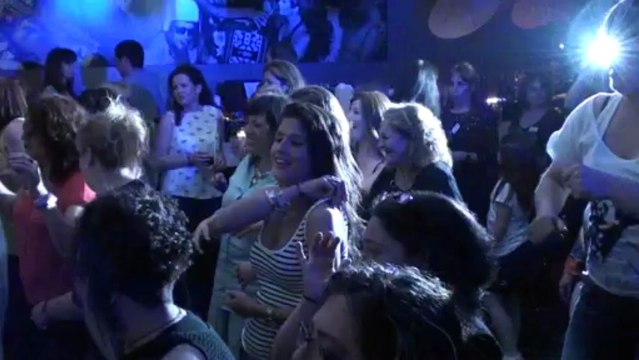 CUMPLEAÑOS DE HUGO, ( MARIA Y CARMEN BAILAN PARA HUGO Y ENTREGA DE REGALOS.