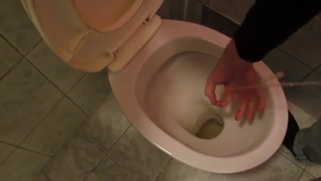 Ce gars se pisse entre les doigts sans les toucher !! Un jeu débile mais si maîtrisé !