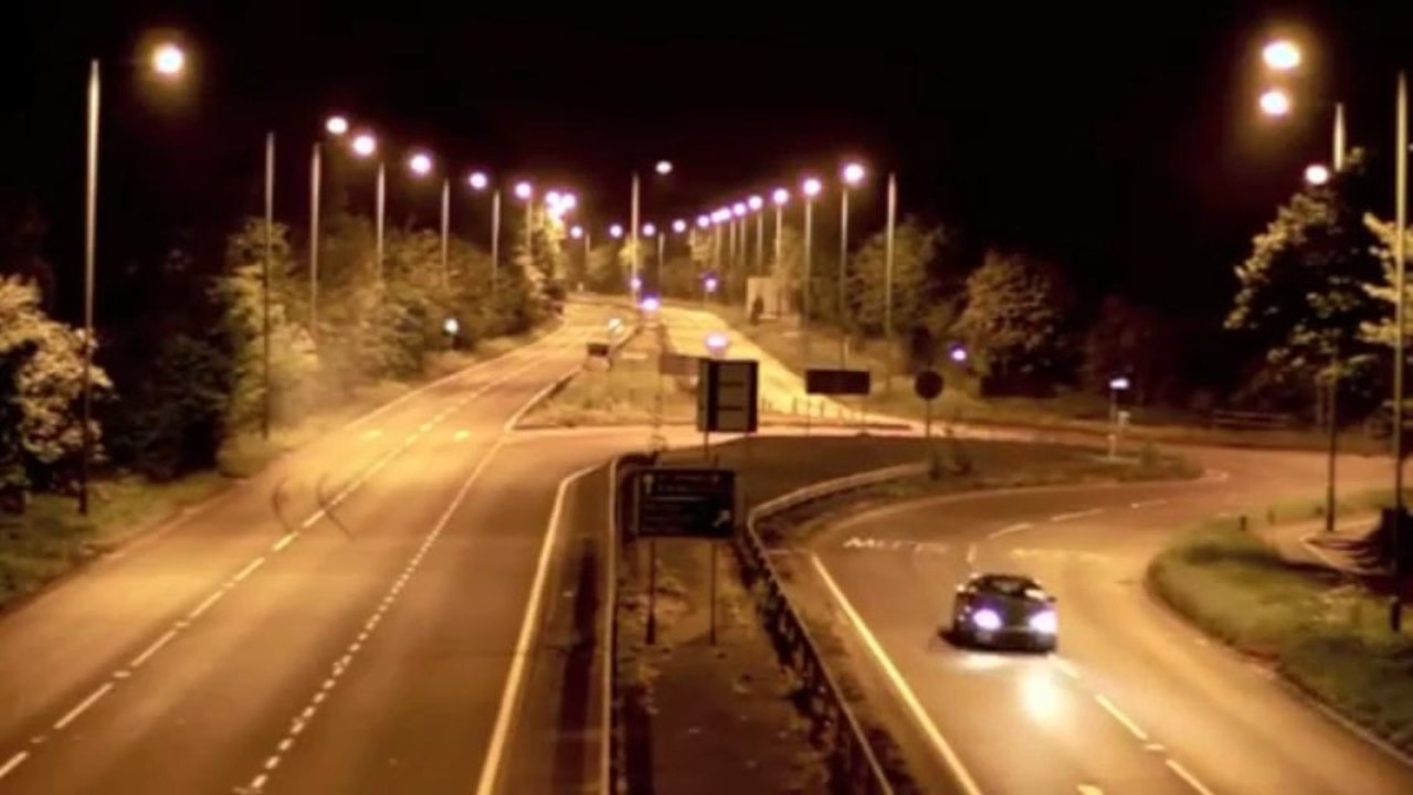 Il tape un Dérapage monstrueux dans un virage de sortie d'autoroute !!