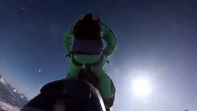 BASE Jump en Motoneige... Le gars le plus taré des sports d'hiver!