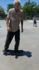 Un vieux fait des figures en skateboard