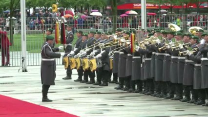 China quer negociar com UE para evitar guerra comercial