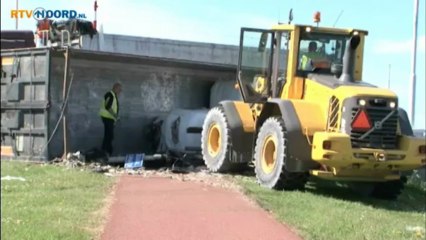 Vrachtwagen gekanteld in Farmsum - RTV Noord