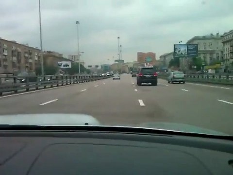 Un Russe roule à 200km/h dans un tunnel et se crashe dans un bouchon