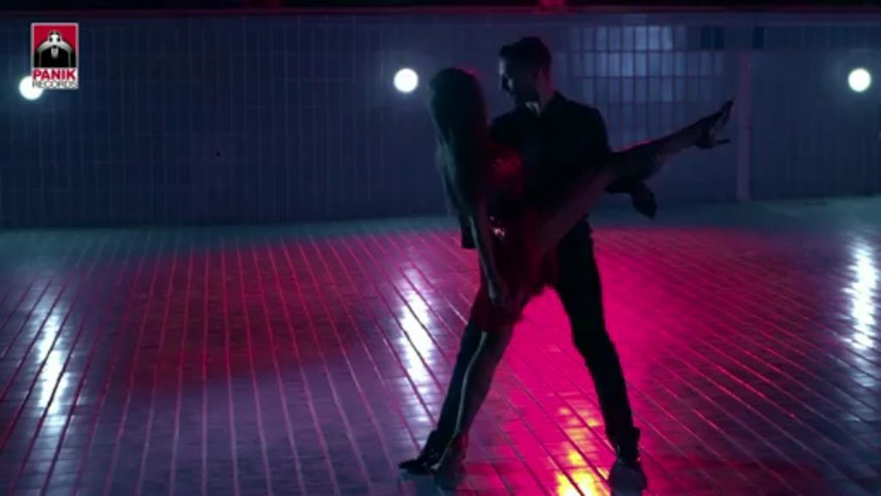 Thomai Apergi - Summer Nights (Official Video Clip)